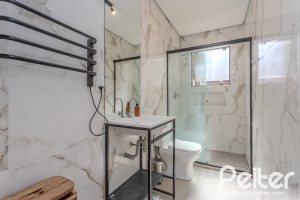 Casa à venda com 250m², 3 dormitórios, 1 suíte, 4 vagas, no bairro Tristeza em Porto Alegre