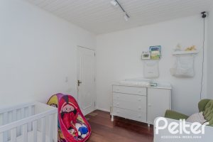 Casa à venda com 250m², 3 dormitórios, 1 suíte, 4 vagas, no bairro Tristeza em Porto Alegre
