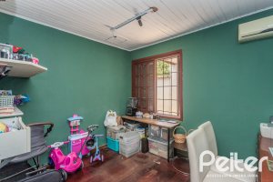Casa à venda com 250m², 3 dormitórios, 1 suíte, 4 vagas, no bairro Tristeza em Porto Alegre