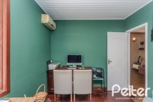 Casa à venda com 250m², 3 dormitórios, 1 suíte, 4 vagas, no bairro Tristeza em Porto Alegre