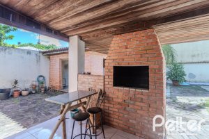Casa à venda com 250m², 3 dormitórios, 1 suíte, 4 vagas, no bairro Tristeza em Porto Alegre
