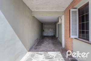 Casa à venda com 250m², 3 dormitórios, 1 suíte, 4 vagas, no bairro Tristeza em Porto Alegre