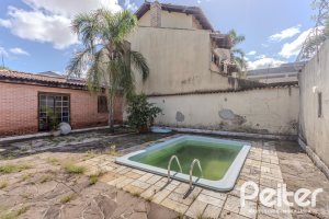 Casa à venda com 250m², 3 dormitórios, 1 suíte, 4 vagas, no bairro Tristeza em Porto Alegre