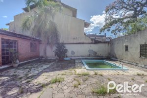 Casa à venda com 250m², 3 dormitórios, 1 suíte, 4 vagas, no bairro Tristeza em Porto Alegre