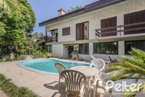 Casa à venda com 800m², 5 dormitórios, 2 suítes, 5 vagas, no bairro Jardim Isabel em Porto Alegre