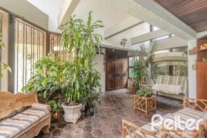 Casa à venda com 800m², 5 dormitórios, 2 suítes, 5 vagas, no bairro Jardim Isabel em Porto Alegre