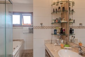 Casa em Condomínio à venda com 404m², 3 dormitórios, 1 suíte, 2 vagas, no bairro Cristal em PORTO ALEGRE