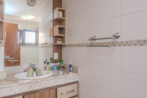 Casa em Condomínio à venda com 404m², 3 dormitórios, 1 suíte, 2 vagas, no bairro Cristal em PORTO ALEGRE