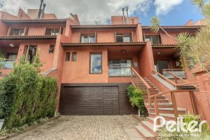 Casa em Condomínio à venda com 404m², 3 dormitórios, 1 suíte, 2 vagas, no bairro Cristal em PORTO ALEGRE