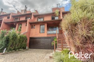 Casa em Condomínio à venda com 404m², 3 dormitórios, 1 suíte, 2 vagas, no bairro Cristal em PORTO ALEGRE