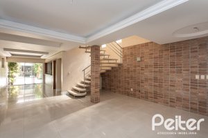 Casa à venda com 237m², 3 dormitórios, 3 suítes, 2 vagas, no bairro Tristeza em Porto Alegre