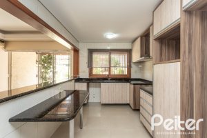 Casa à venda com 237m², 3 dormitórios, 3 suítes, 2 vagas, no bairro Tristeza em Porto Alegre