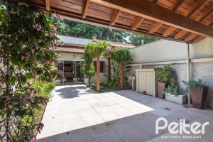 Casa à venda com 237m², 3 dormitórios, 3 suítes, 2 vagas, no bairro Tristeza em Porto Alegre