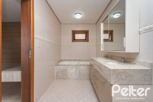 Casa à venda com 237m², 3 dormitórios, 3 suítes, 2 vagas, no bairro Tristeza em Porto Alegre