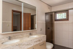 Casa à venda com 237m², 3 dormitórios, 3 suítes, 2 vagas, no bairro Tristeza em Porto Alegre