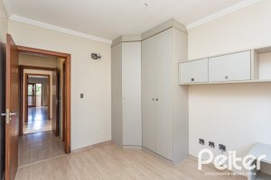 Casa à venda com 237m², 3 dormitórios, 3 suítes, 2 vagas, no bairro Tristeza em Porto Alegre