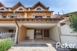 Casa à venda com 237m², 3 dormitórios, 3 suítes, 2 vagas, no bairro Tristeza em Porto Alegre