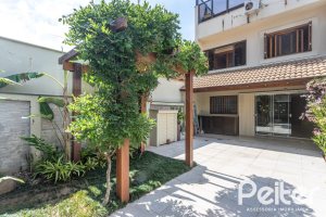 Casa à venda com 237m², 3 dormitórios, 3 suítes, 2 vagas, no bairro Tristeza em Porto Alegre