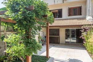 Casa à venda com 237m², 3 dormitórios, 3 suítes, 2 vagas, no bairro Tristeza em Porto Alegre