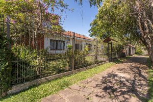 Casa à venda com 343m², 3 dormitórios, 4 vagas, no bairro Vila Assunção em Porto Alegre