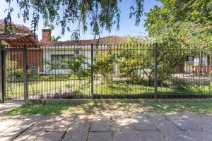 Casa à venda com 343m², 3 dormitórios, 4 vagas, no bairro Vila Assunção em Porto Alegre