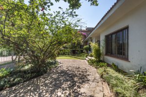 Casa à venda com 343m², 3 dormitórios, 4 vagas, no bairro Vila Assunção em Porto Alegre