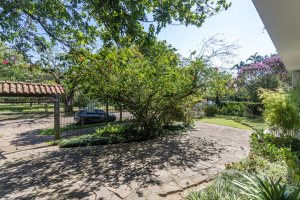 Casa à venda com 343m², 3 dormitórios, 4 vagas, no bairro Vila Assunção em Porto Alegre