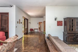 Casa à venda com 343m², 3 dormitórios, 4 vagas, no bairro Vila Assunção em Porto Alegre