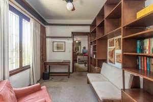 Casa à venda com 343m², 3 dormitórios, 4 vagas, no bairro Vila Assunção em Porto Alegre