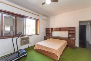 Casa à venda com 343m², 3 dormitórios, 4 vagas, no bairro Vila Assunção em Porto Alegre