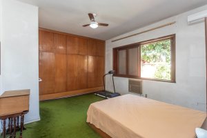 Casa à venda com 343m², 3 dormitórios, 4 vagas, no bairro Vila Assunção em Porto Alegre