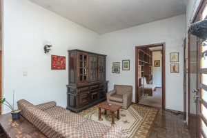 Casa à venda com 343m², 3 dormitórios, 4 vagas, no bairro Vila Assunção em Porto Alegre