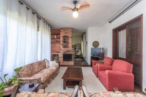 Casa à venda com 343m², 3 dormitórios, 4 vagas, no bairro Vila Assunção em Porto Alegre