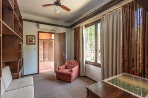 Casa à venda com 343m², 3 dormitórios, 4 vagas, no bairro Vila Assunção em Porto Alegre