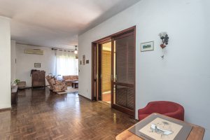 Casa à venda com 343m², 3 dormitórios, 4 vagas, no bairro Vila Assunção em Porto Alegre