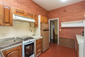 Casa à venda com 343m², 3 dormitórios, 4 vagas, no bairro Vila Assunção em Porto Alegre