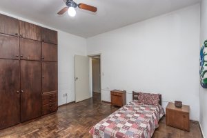 Casa à venda com 343m², 3 dormitórios, 4 vagas, no bairro Vila Assunção em Porto Alegre