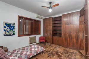 Casa à venda com 343m², 3 dormitórios, 4 vagas, no bairro Vila Assunção em Porto Alegre