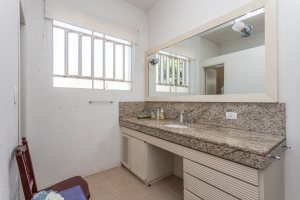 Casa à venda com 343m², 3 dormitórios, 4 vagas, no bairro Vila Assunção em Porto Alegre