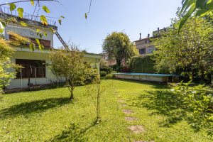 Casa à venda com 343m², 3 dormitórios, 4 vagas, no bairro Vila Assunção em Porto Alegre