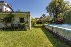 Casa à venda com 343m², 3 dormitórios, 4 vagas, no bairro Vila Assunção em Porto Alegre