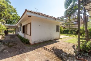 Casa à venda com 343m², 3 dormitórios, 4 vagas, no bairro Vila Assunção em Porto Alegre