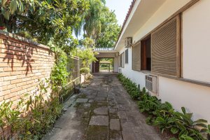 Casa à venda com 343m², 3 dormitórios, 4 vagas, no bairro Vila Assunção em Porto Alegre