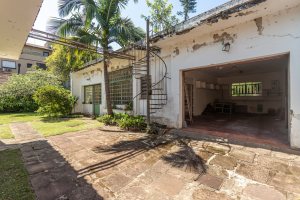 Casa à venda com 343m², 3 dormitórios, 4 vagas, no bairro Vila Assunção em Porto Alegre