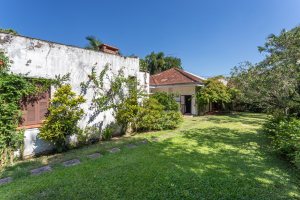 Casa à venda com 343m², 3 dormitórios, 4 vagas, no bairro Vila Assunção em Porto Alegre