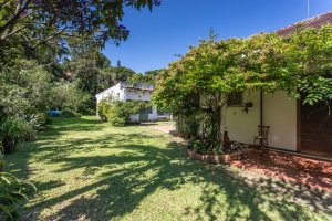 Casa à venda com 343m², 3 dormitórios, 4 vagas, no bairro Vila Assunção em Porto Alegre