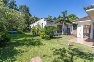 Casa à venda com 343m², 3 dormitórios, 4 vagas, no bairro Vila Assunção em Porto Alegre