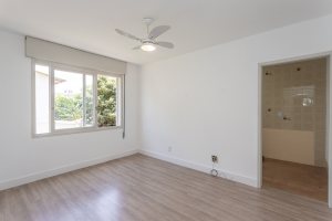 Apartamento à venda com 64m², 2 dormitórios, 1 suíte, 2 vagas, no bairro Camaquã em Porto Alegre