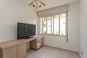 Apartamento à venda com 64m², 2 dormitórios, 1 suíte, 2 vagas, no bairro Camaquã em Porto Alegre