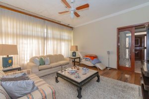 Casa à venda com 244m², 4 dormitórios, 1 suíte, 3 vagas, no bairro Vila Assunção em Porto Alegre